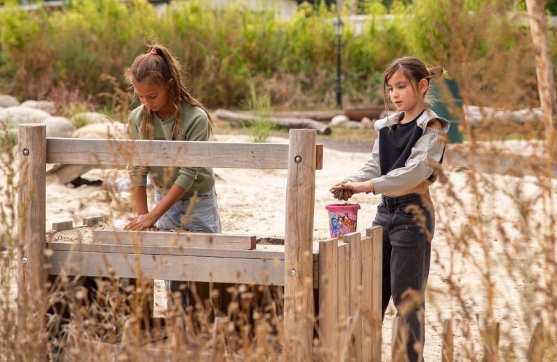 Spelende kinderen camping de blauwe lantaarn